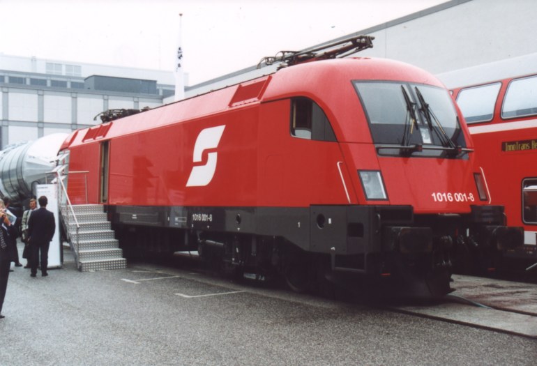 [1016 001 der ÖBB auf der Innotrans 2000]