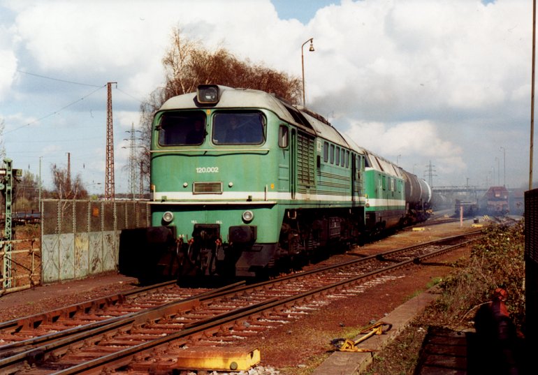 [ITL 120 002 + 118 003 ziehen einen Kesselwagenzug aus dem Gbf Dortmund Obereving