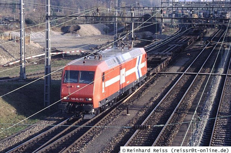 [145 CL-012 (aka 2002) der HGK verläßt am 05.12.2000 Muttenz]