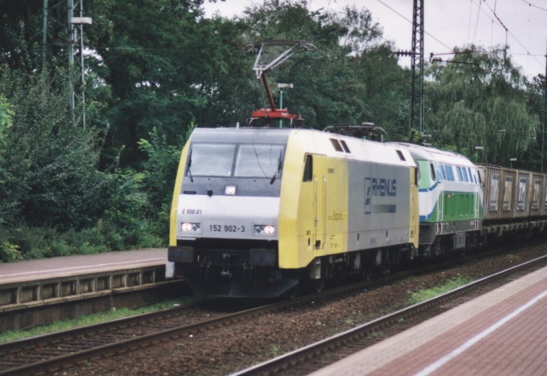 [Dispolok 152 902 und BGW DH 280.01 im September 2000 in Castrop-Rauxel Hbf.]
