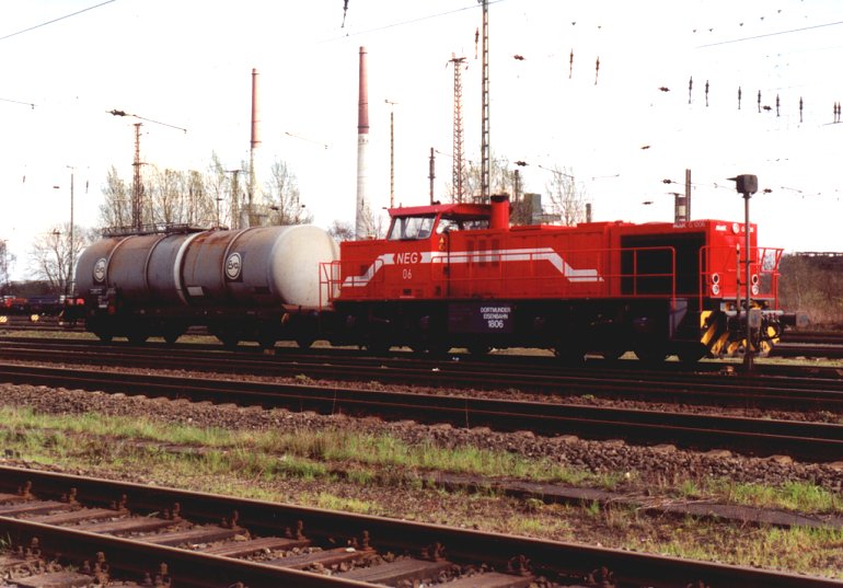 [DE 1806 steht abfahrbereit mit einem "Güterzug" im Gbf Dortmund - Obereving (DB) (08.04.01)]