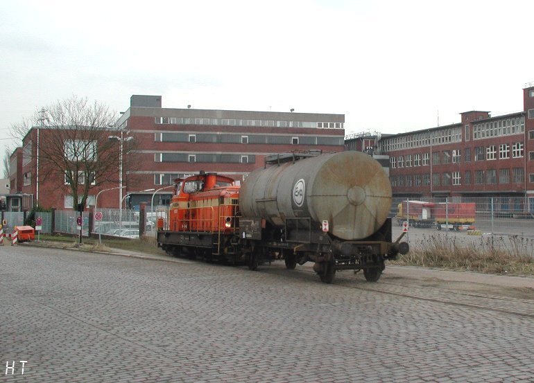 [AKN V 2.017 am 09.03.2001 in der Hamburger Liebigstraße vor Colgate-Palmolive Werk]
