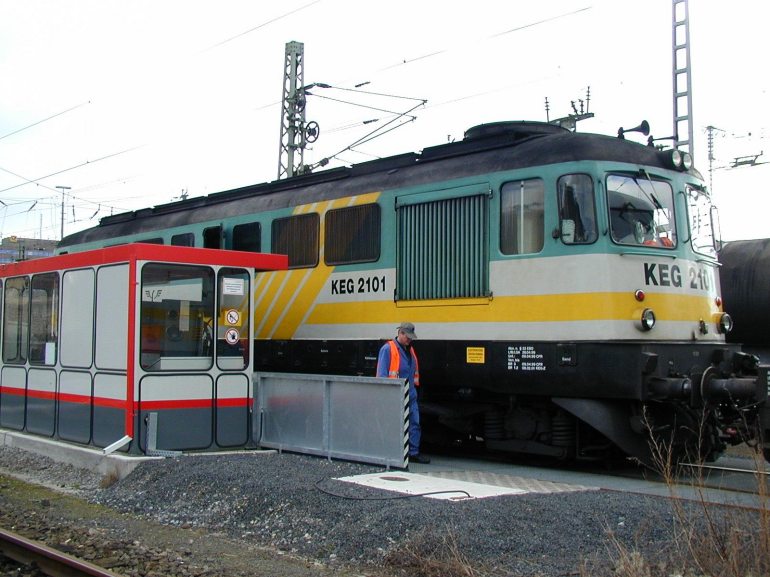 [KEG 2101 steht am 19.02.2001 zusammen mit KEG 2004 im W&uuml;rzburger Hbf.]