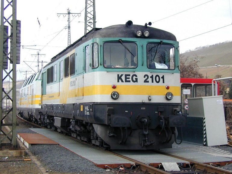 [KEG 2101 steht am 19.02.2001 zusammen mit KEG 2004 im W&uuml;rzburger Hbf.]