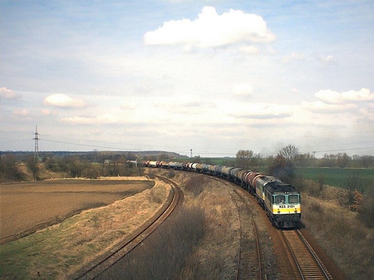 [KEG-Kesselwagenganzzug, bespannt mit Loks der Reihe 2100]