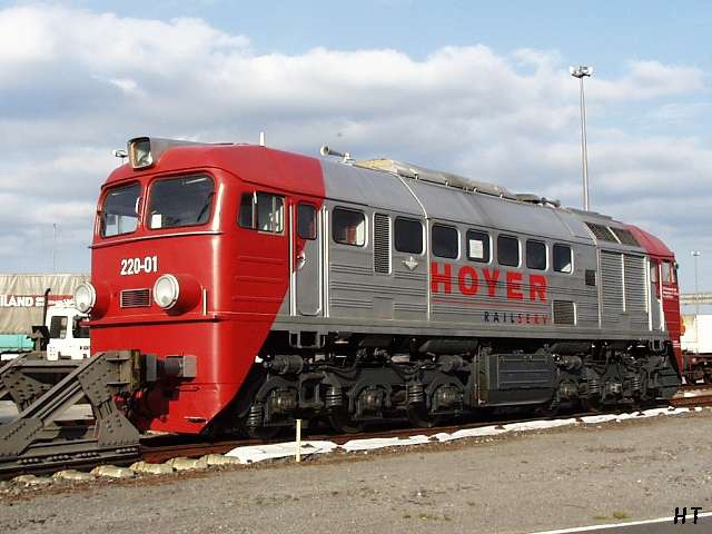 [220-01 von Hoyer Railserv wartet am 01.07. in Hamburg-Billwerder auf ihre Abnahme]