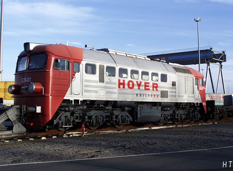 [220-01 von Hoyer Railserv wartet am 25.11. in Hamburg-Billwerder auf ihre Abnahme]