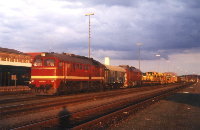 [EBM 220 295 und 120 281 am Abend des 06.04.1998 in Hof Hbf.]