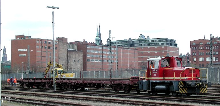 [HHB 225 am 12.04.2001 bei Gleis(rück)bauarbeiten im Hamburger Freihafen]