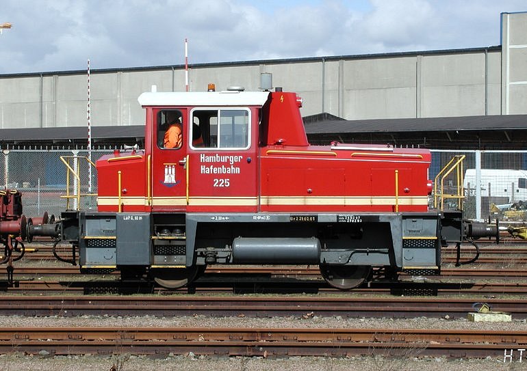 [HHB 225 am 12.04.2001 bei Gleis(rück)bauarbeiten im Hamburger Freihafen]