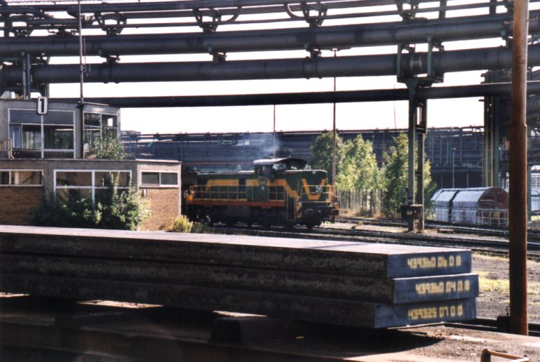 [DE 26 rangiert im September 2000 im TKS-Werk Phoenix in Dortmund-Hörde]