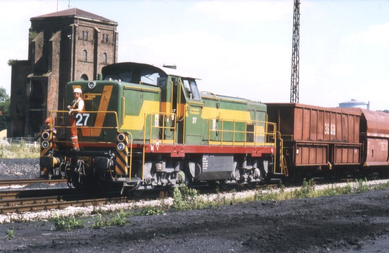 [DE 27 mit einem Leerzug in Dortmund Hardenberghafen (August 2000)]