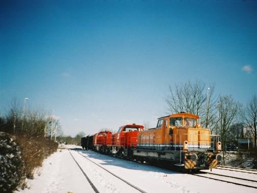 [Lok 2 mit einer Überführungsfahrt im Bf. Kiel-Suchsdorf (21.03.01)]