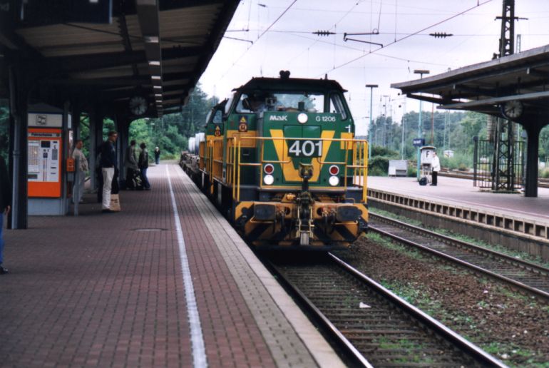[DE 401 und eine weitere DE-Lok durchfahren im September 2000 Castrop Rauxel Hbf.]