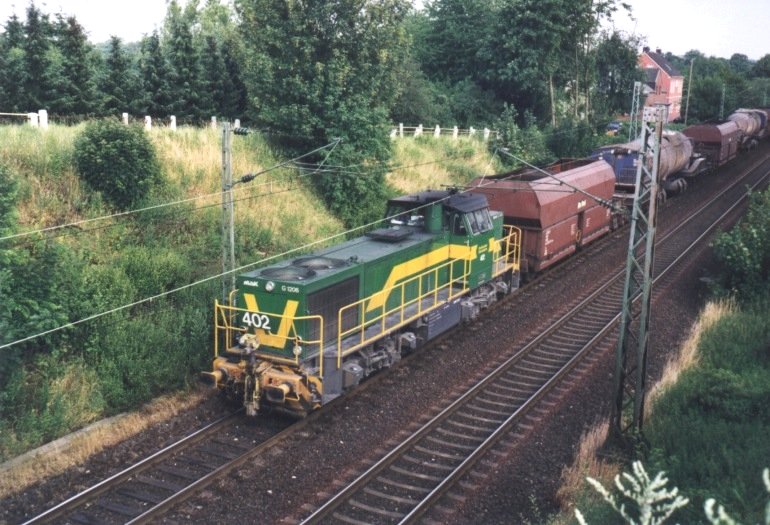 [DE 402 im Juni 2000 in Dortmund-Nette mit einem Torpedozug nach Duisburg]