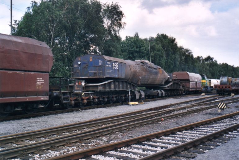 [DE 402 erreicht einem beladenen Torpedozug den Bahnhof Dortmund-Obereving (Oktober 2000)]