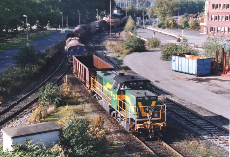 [DE 402 mit einem Torpedozug im Dortmunder Hafen (14.10.2000)]