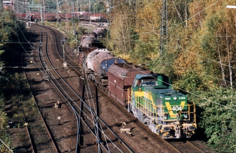 [DE 404 im Herbst 2000 mit einem Torpedozug im Gbf. Dortmund Nord]