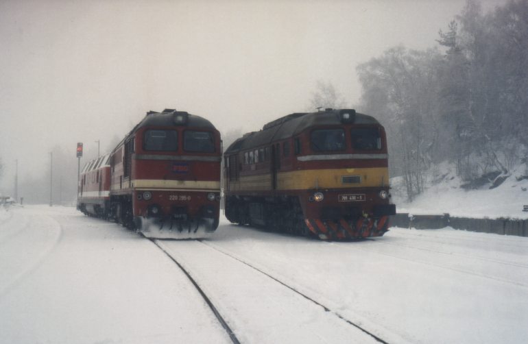 [220 295, 228 203 und 781 436 am 02.02.1999 im Bahnhof Bad Brambach]