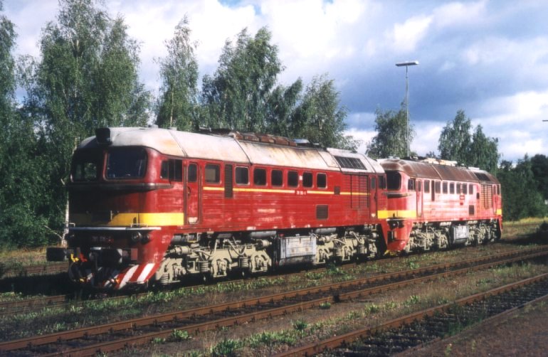 [CD 781 516 und 335 (tatsächliche 482) am 10.08.1999 im Bahnhof Schirnding]
