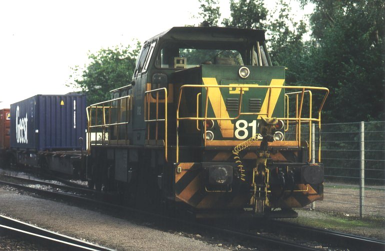[DE 812 mit einem Containerzug im Gbf. Dortmund-Westerholz]
