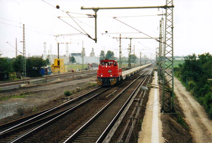 [RAG 826 mit Conatainerleerzug am 24.07.2000 in Porz-Wahn]