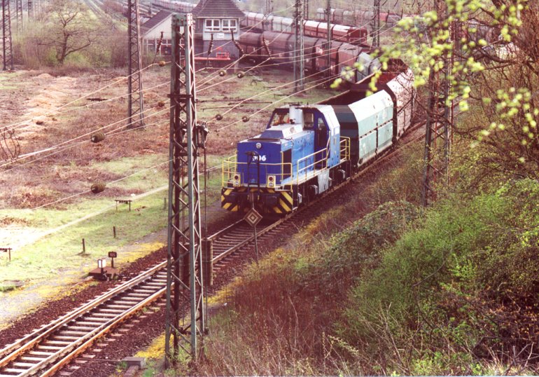 [EH 906 bei der Durchfahrt durch den Gbf Dortmund Eving am 07.04.2001]