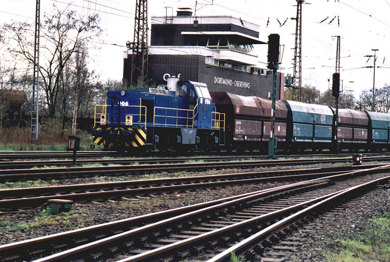 [EH 906 erreicht am 13.04.2001 den Bahnhof Dortmund-Obereving mit einem Erzzug]