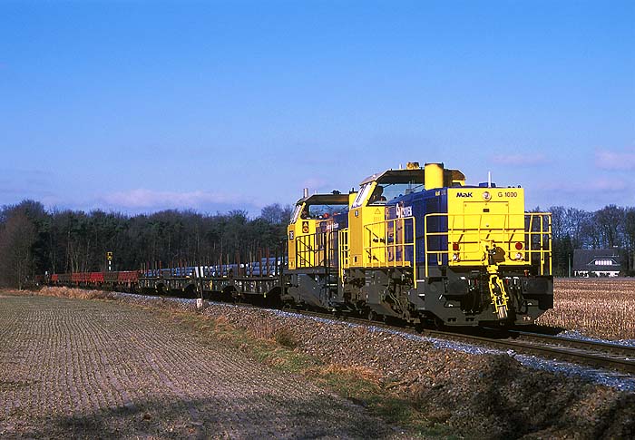 [Die der TWE zugeteilte G1000BB der Connex f�hrt am 16.02.2003 zusammen mit TWE V144 nahe G�tersloh den Sonnt�glichen Stahlzug auf der TWE-Strecke; Fotograf: Frank Bachmann]