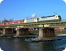 [Dispolok ES 64 P-001 und ES 64 F4-007 überqueren die Salzachbrücke]