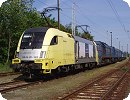 [PE Cargo-Dispolok ES 64 U2-002 und eine lange Schlange M62 stehen zur Abfahrt nach Guben bereit]
