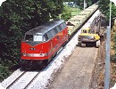 [V180 392 mit einem Bauzug an der Baustelle Essen-Kupferdreh]