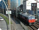[59 003 windet sich mit ihrem langen Kohlezug...]
