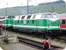 [...und übernimmt vor 111 001 die Führung des Zuges]