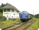 [...und verlassen den Bahnhof...]