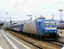 [TX Logistik 185 518 durchfährt mit einem Fußballsonderzug von Rostock nach München den Bahnhof Saalfeld]