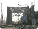 [NVAG 203 003 quert mit Kiesganzzug eine Brücke im Hamburger Hafengebiet]