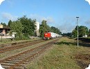 [OHE 1200 54 überführt einen leeren Trailerzug ...]