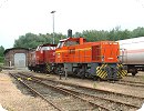 [OHE 1500 07 und 1200 54 warten in Lüneburg Süd auf die Bespannung eines Militärzuges]