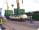 [ex OSE 414 wird im Hafen Wismar wieder auf festen Boden gesetzt]