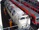 [Die künftige 221 117 der EfW-V in der Halle des Werks Neustrelitz]