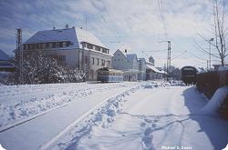 [T5 der Trossinger Eisenbahn im verschneiten Bahnhof Trossingen Stadt]