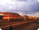 [EBM 220 295 und 120 281 am Abend des 06.04.1998 in Hof Hbf.]