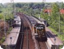 [DE 404 durchfährt mit einem Brammenzug nach Hohenlimburg die S-Bahnstation Dortmund-Huckarde]