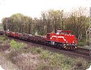 [DE 406 passiert am 28.04.2001 Castrop-Rauxel Bladenhorst mit einem Brammenzug nach Duisburg]
