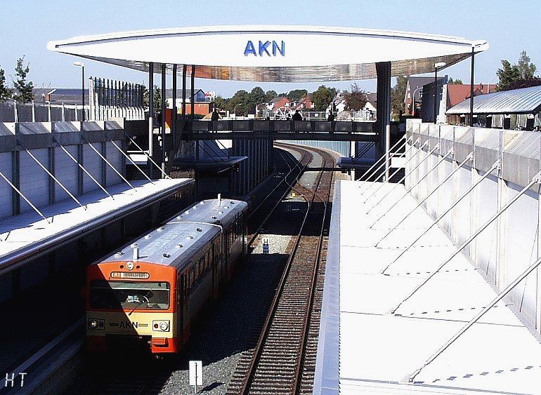 [Der futuristische AKN-(U-)Bahnhof Ulzburg, Blick nach Norden, ein Zug Richtung Eidelstedt]