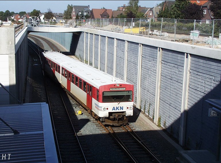 [Ein VTA nach Neumünster verläßt den Bahnhof Ulzburg]