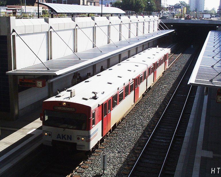 [Bahnhof Ulzburg, Blick nach Süden, ein VTA Richtung Neumünster]