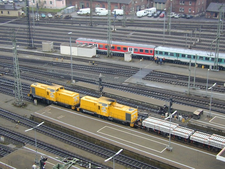 [Europool V150.01 und .02 am 19.12.2000 in Würzburg Hbf.]