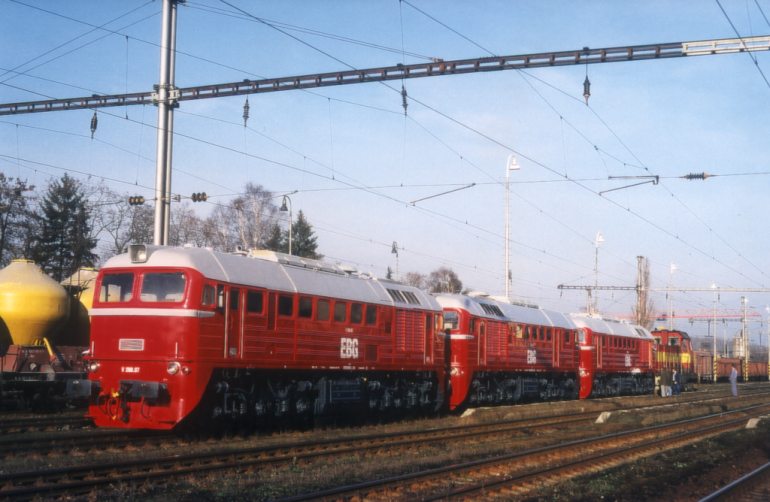 [EBG V200.07, 06 und 05 am 29.11.1999 im Bahnhof Tirsnice]